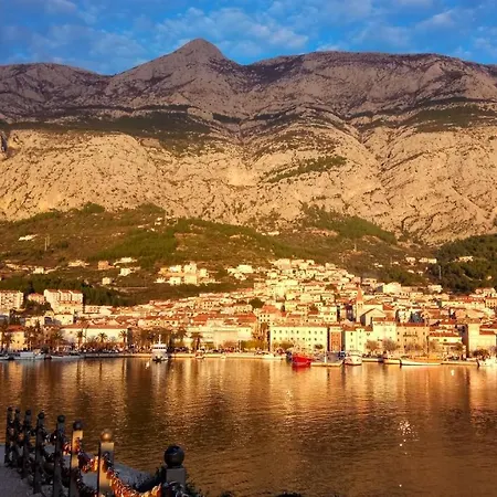 A Charming Oasis In The Center Appartamento Makarska