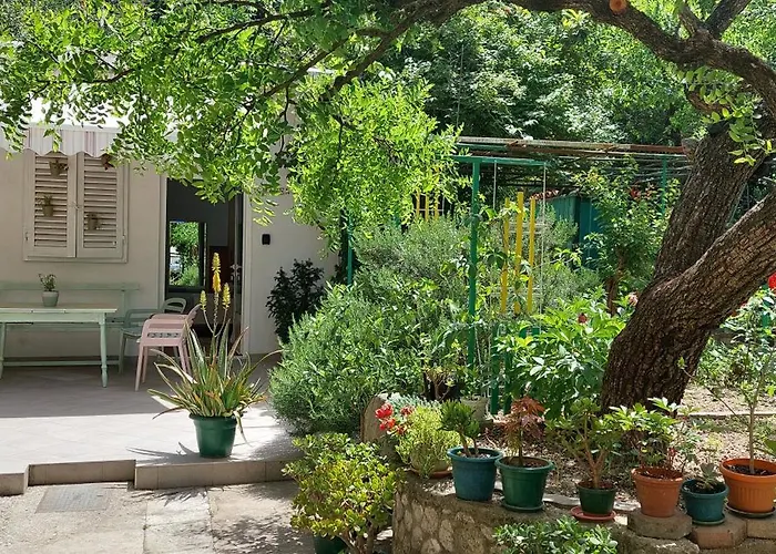 Roza - A Charming Oasis In The Centre Of Apartment Makarska
